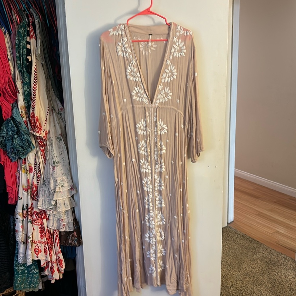 Free people embroider style dress! Very flowy, tad bit sheer , XL